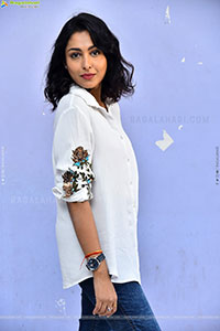 Madhu Shalini Latest Stills, HD Gallery 