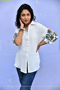 Madhu Shalini Latest Stills, HD Gallery 