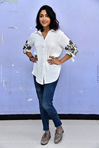 Madhu Shalini Latest Stills, HD Gallery 