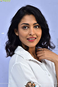 Madhu Shalini Latest Stills, HD Gallery 