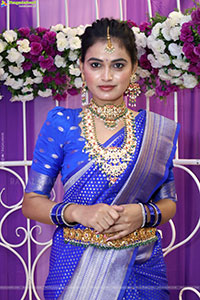 Manu Malleshwari Poses with Designer Jewellery, HD Gallery