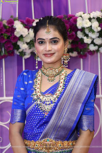 Manu Malleshwari Poses with Designer Jewellery, HD Gallery