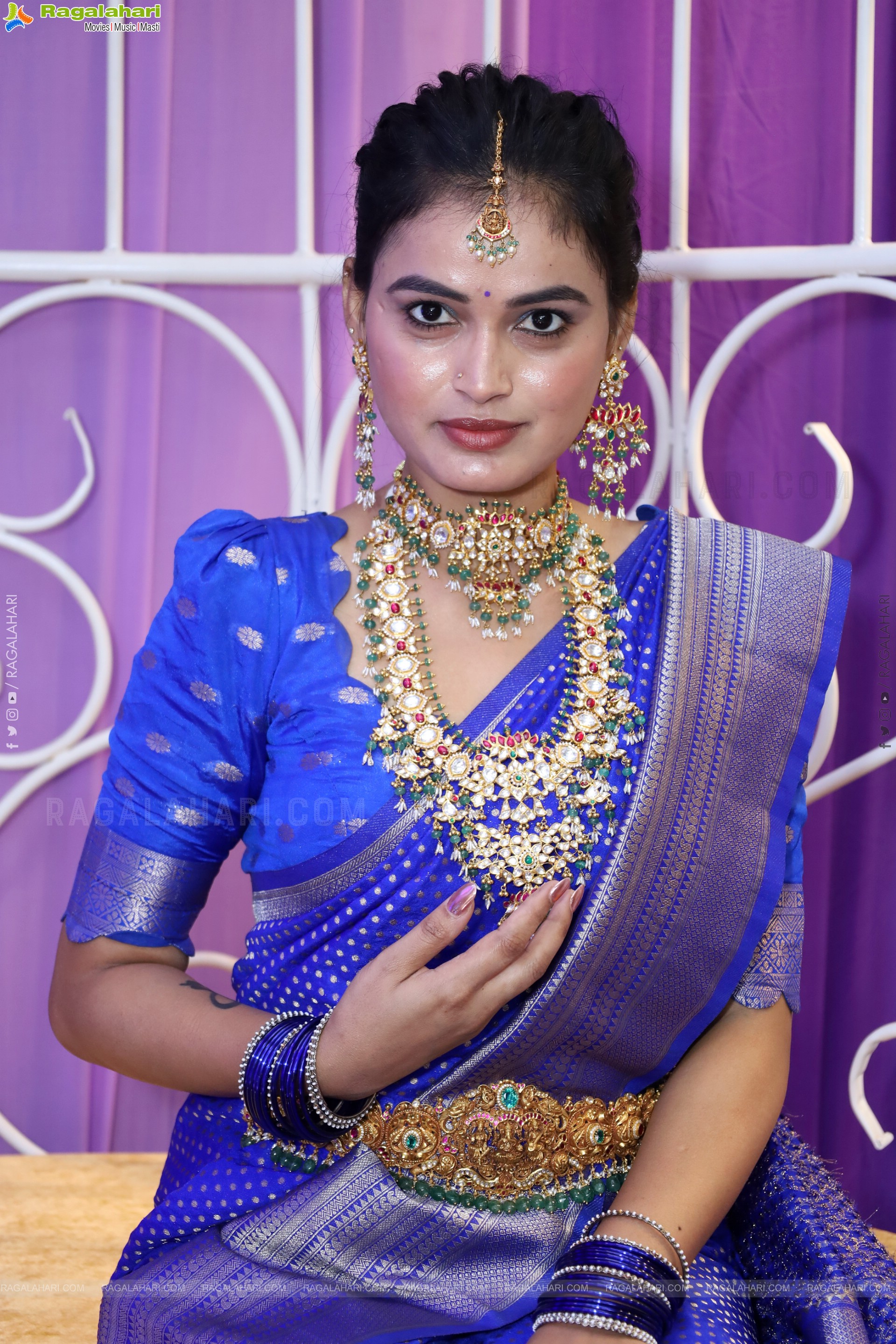 Manu Malleshwari Poses with Designer Jewellery, HD Gallery
