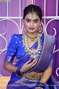 Manu Malleshwari Poses with Designer Jewellery, HD Gallery