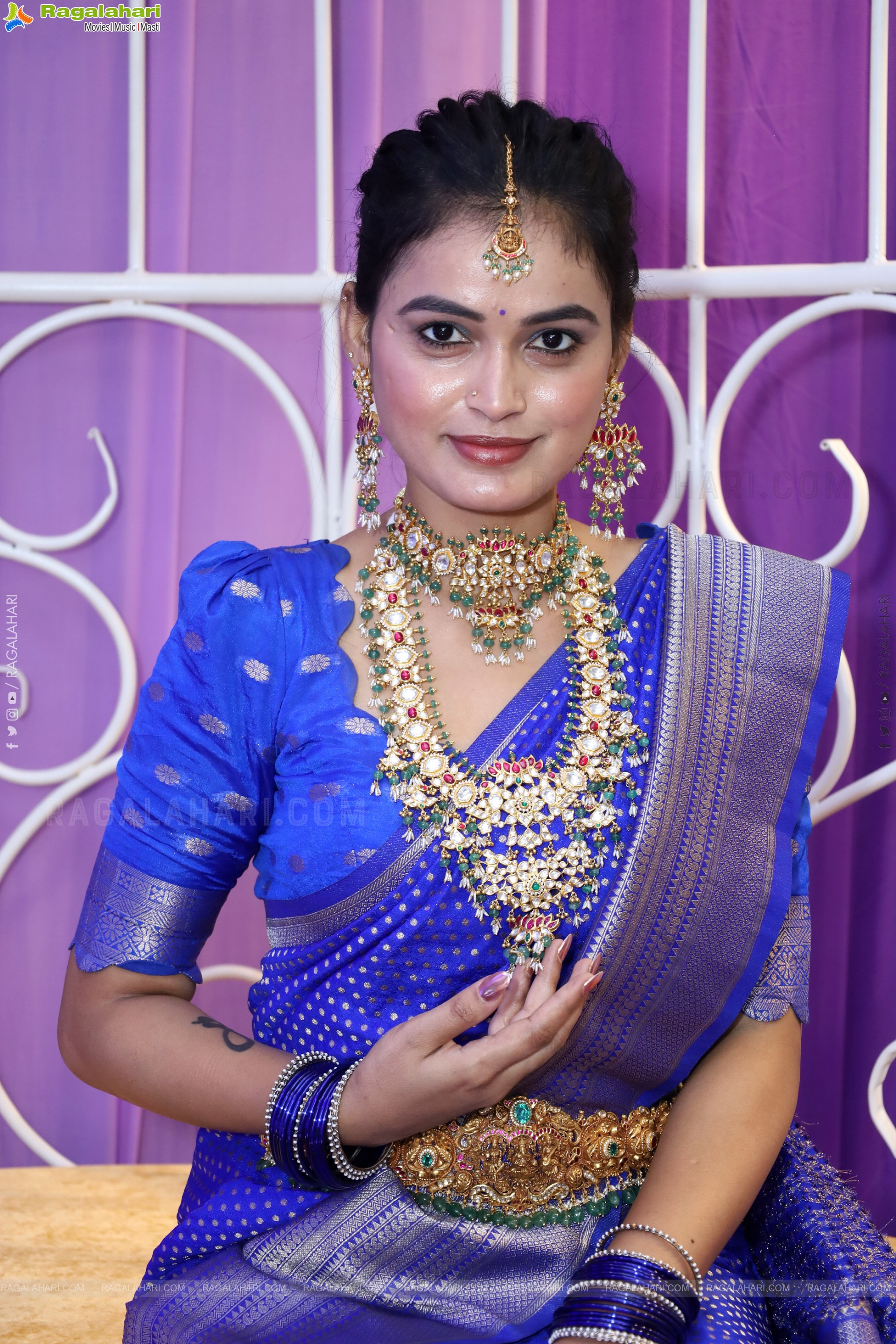 Manu Malleshwari Poses with Designer Jewellery, HD Gallery