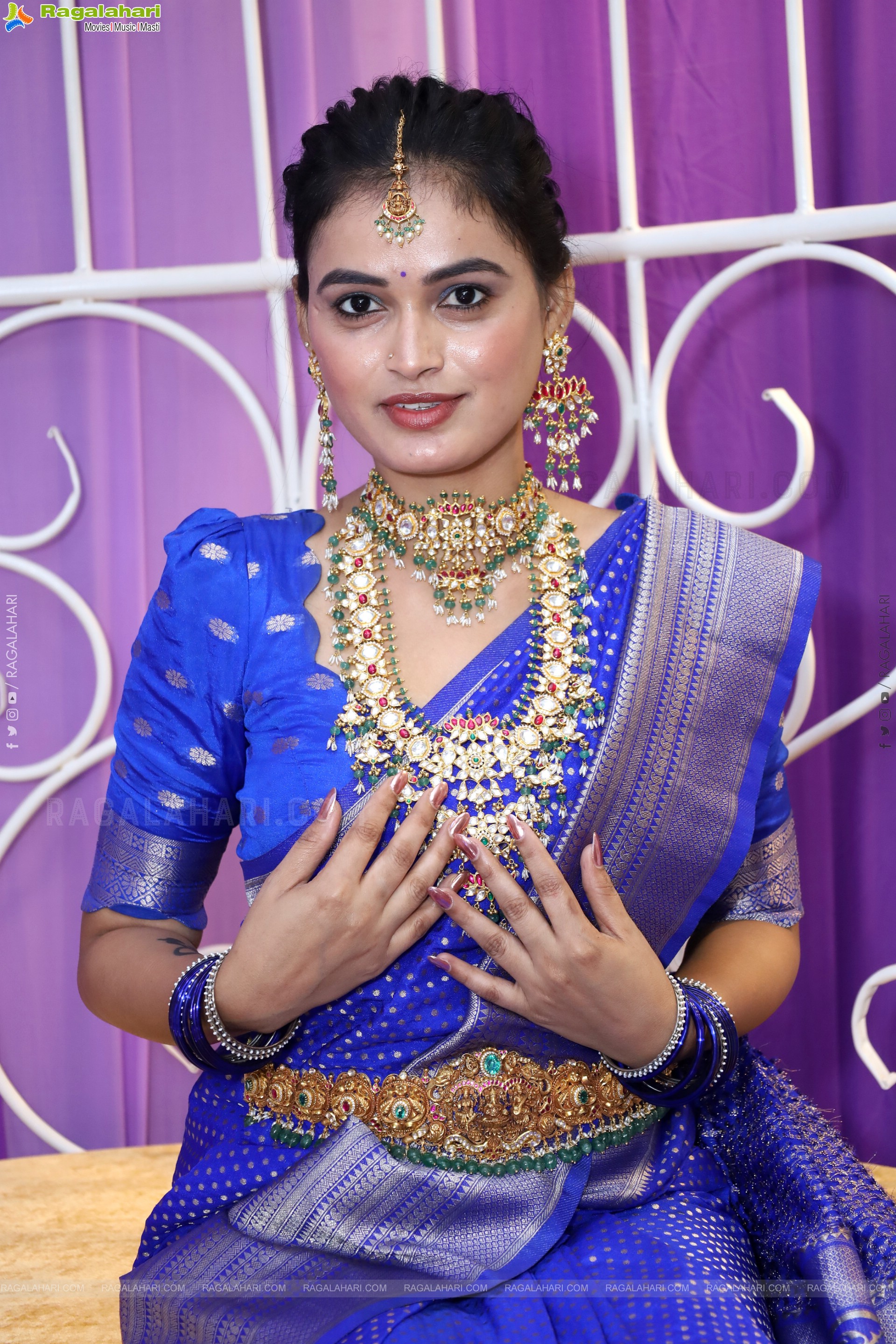 Manu Malleshwari Poses with Designer Jewellery, HD Gallery