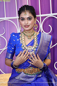 Manu Malleshwari Poses with Designer Jewellery, HD Gallery