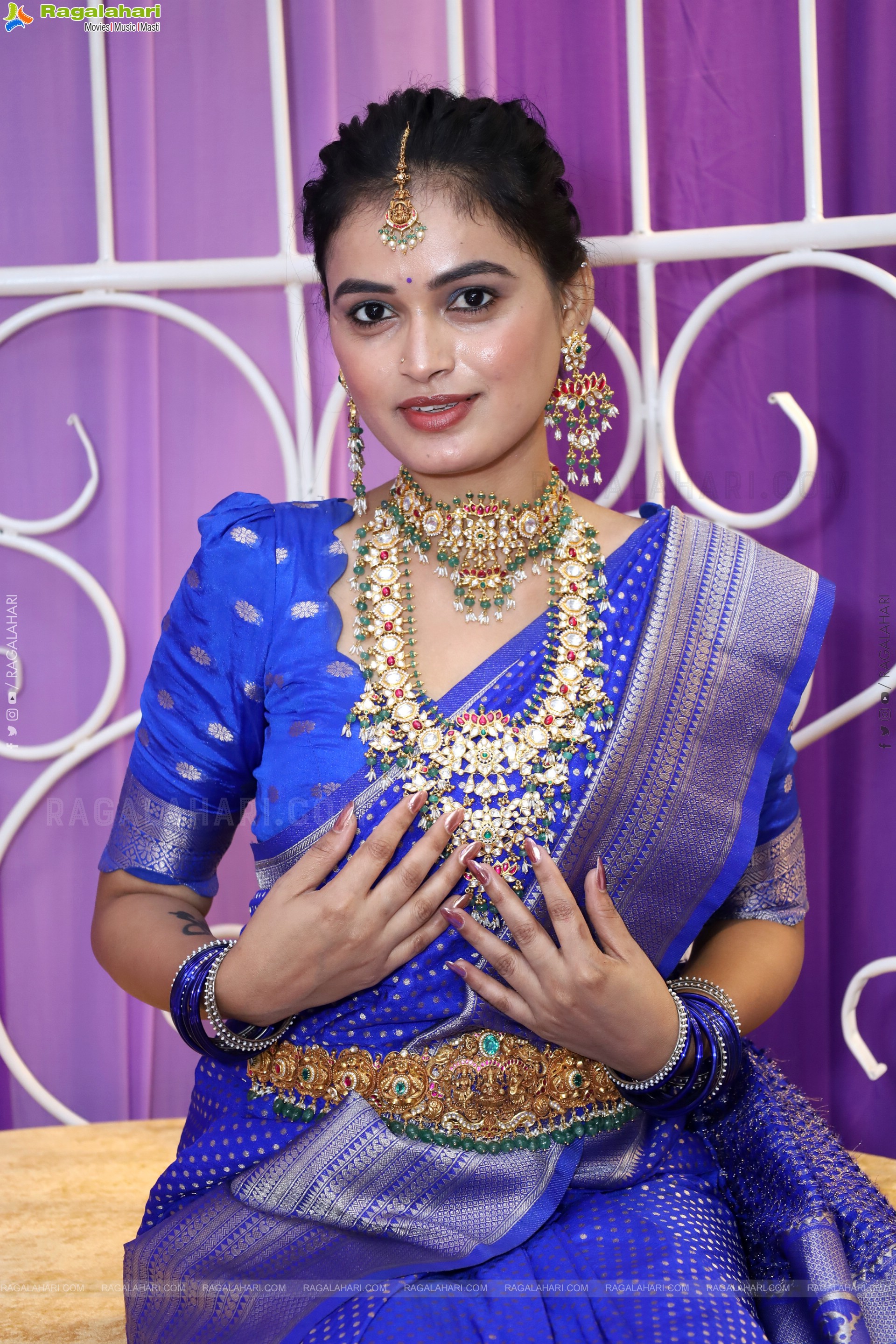 Manu Malleshwari Poses with Designer Jewellery, HD Gallery