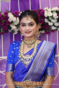 Manu Malleshwari Poses with Designer Jewellery, HD Gallery