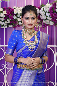 Manu Malleshwari Poses with Designer Jewellery, HD Gallery