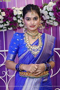 Manu Malleshwari Poses with Designer Jewellery, HD Gallery