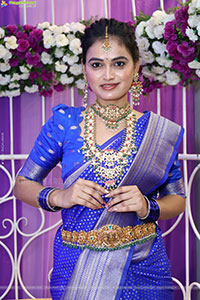 Manu Malleshwari Poses with Designer Jewellery, HD Gallery