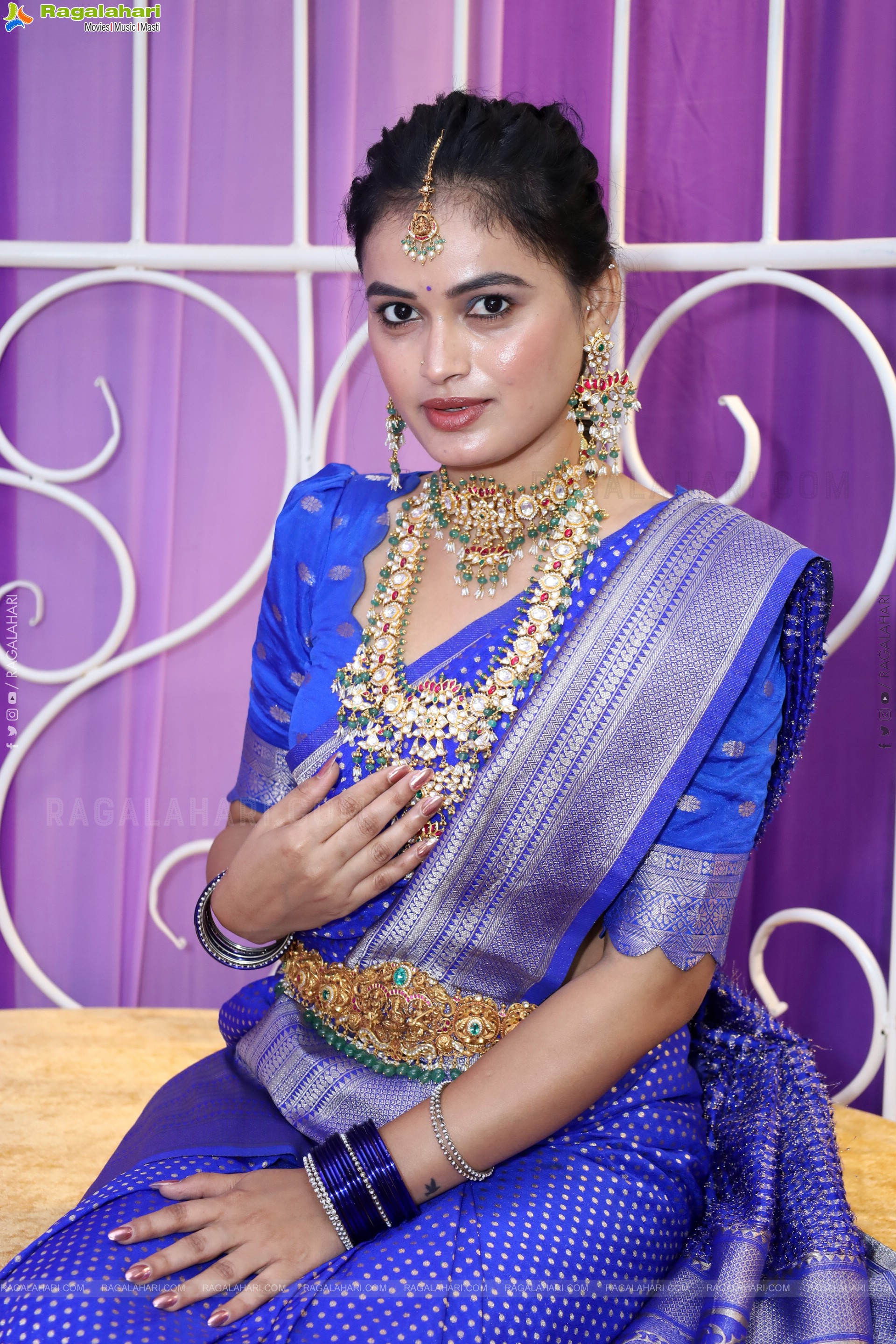 Manu Malleshwari Poses with Designer Jewellery, HD Gallery