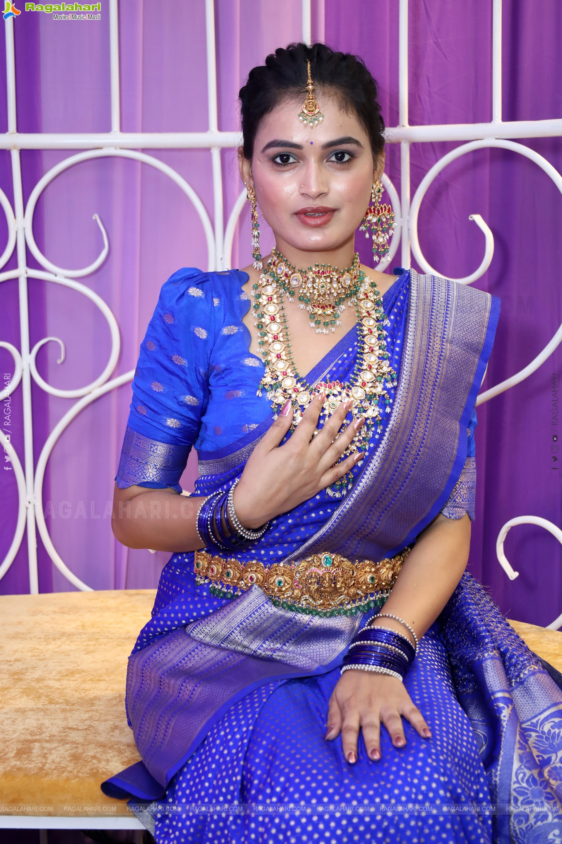 Manu Malleshwari Poses with Designer Jewellery, HD Gallery