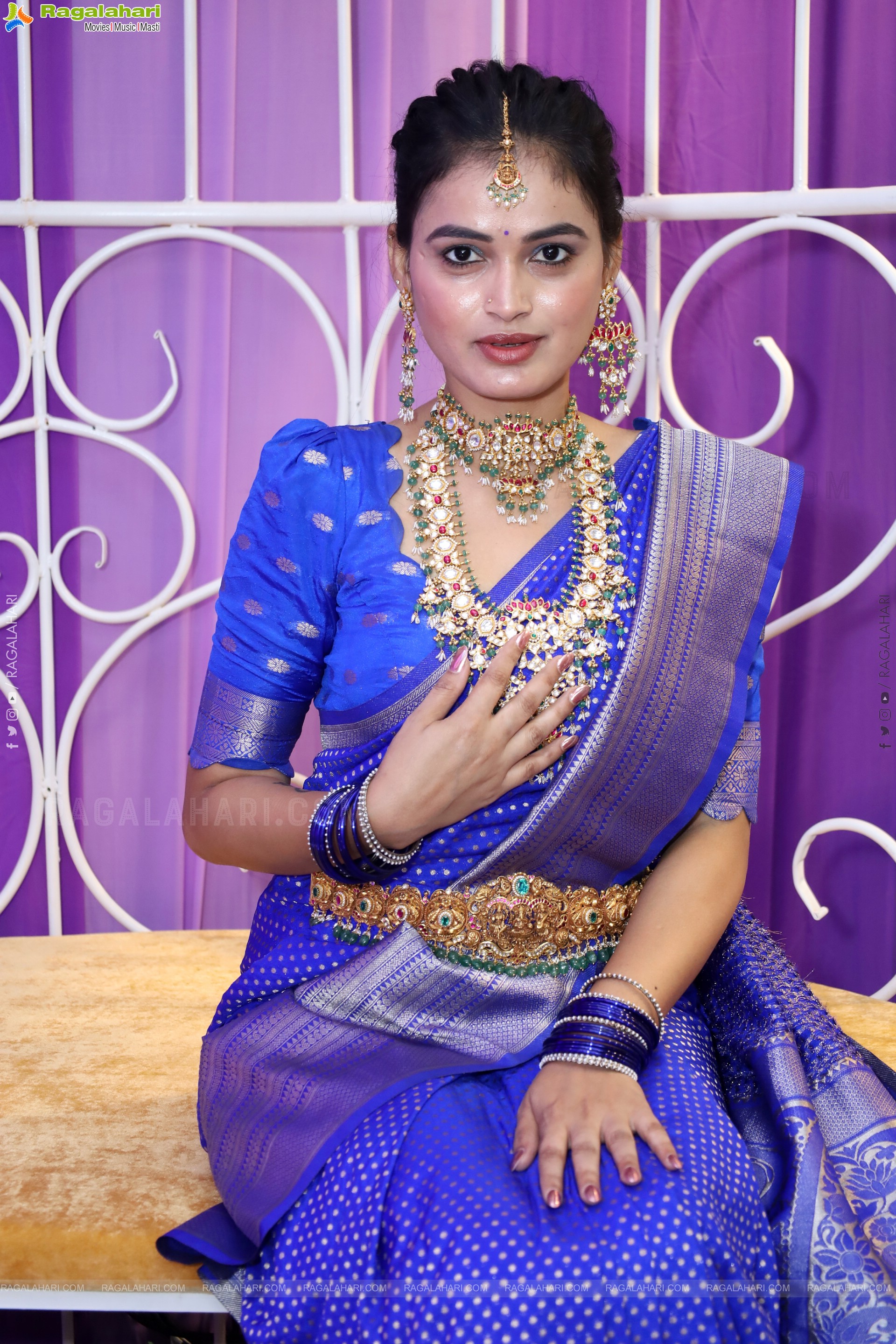 Manu Malleshwari Poses with Designer Jewellery, HD Gallery