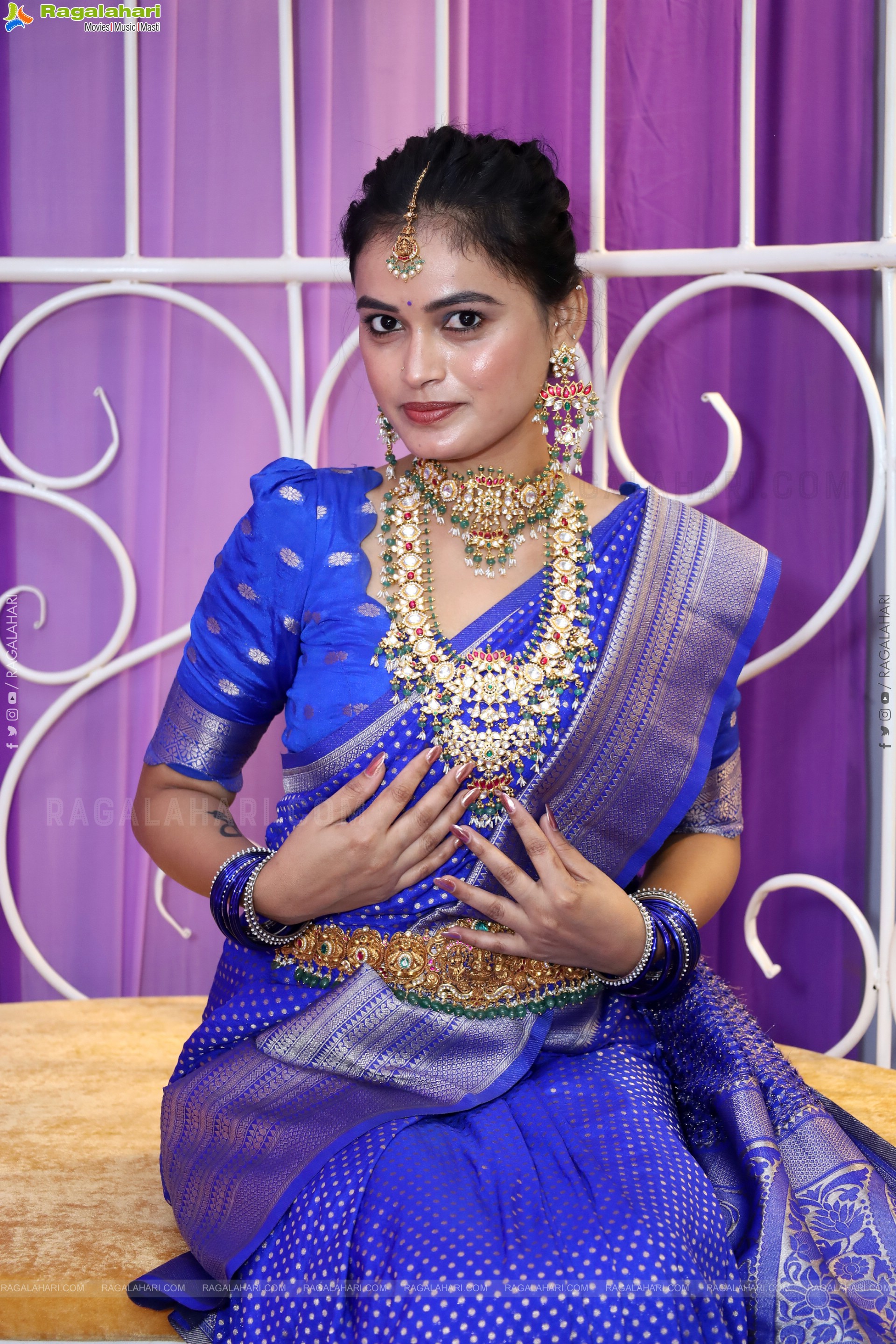 Manu Malleshwari Poses with Designer Jewellery, HD Gallery