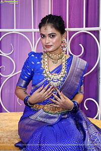 Manu Malleshwari Poses with Designer Jewellery, HD Gallery