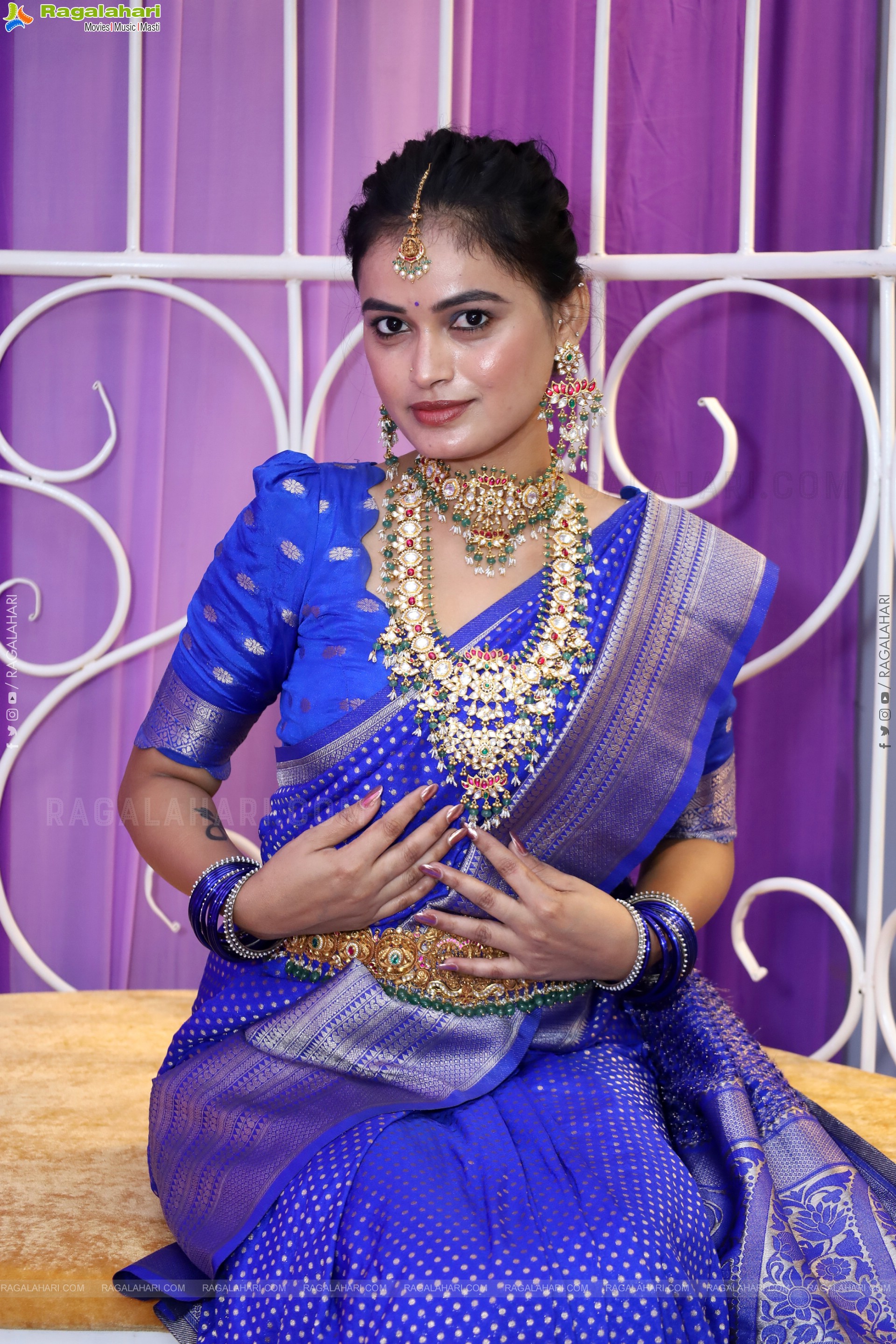 Manu Malleshwari Poses with Designer Jewellery, HD Gallery