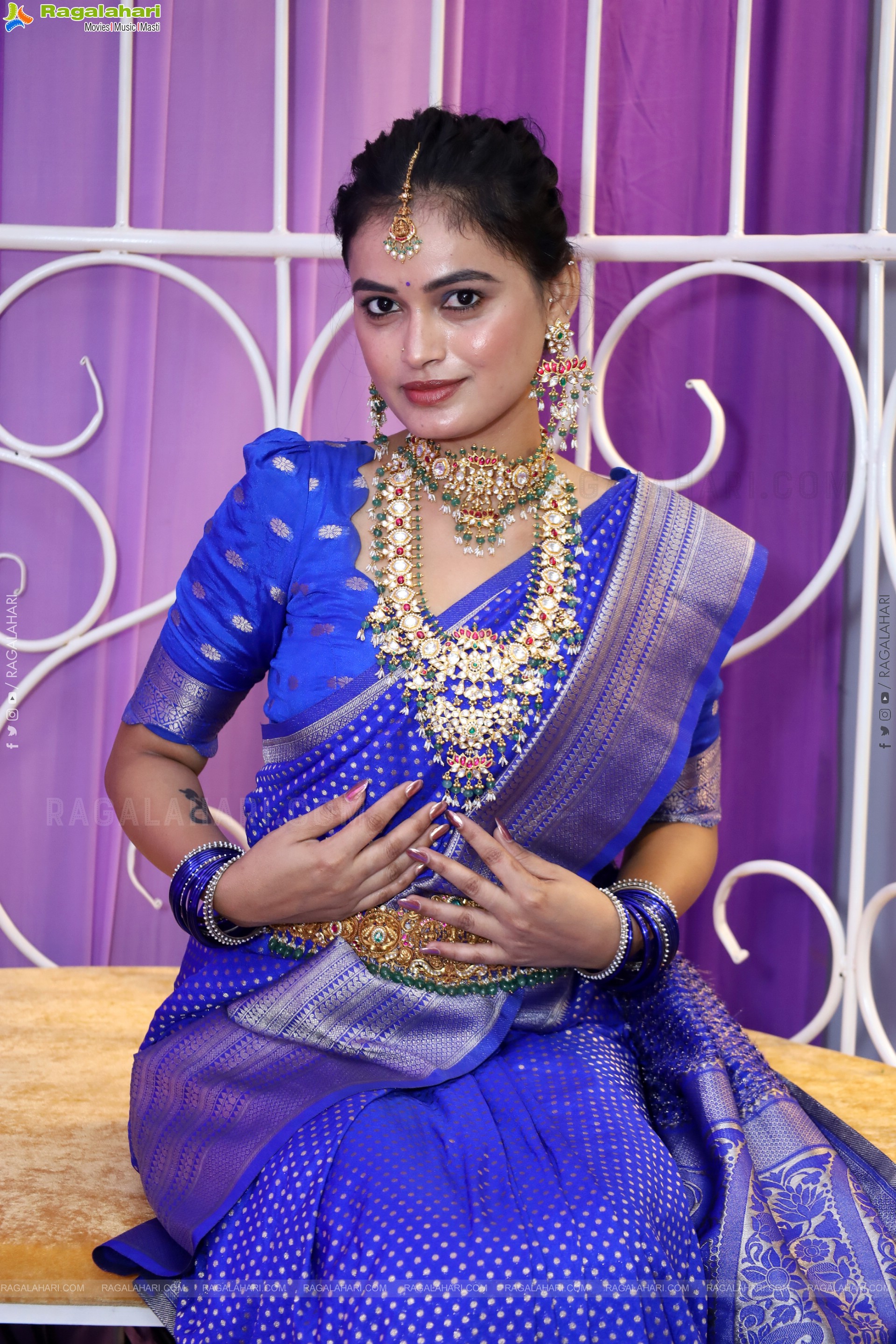 Manu Malleshwari Poses with Designer Jewellery, HD Gallery