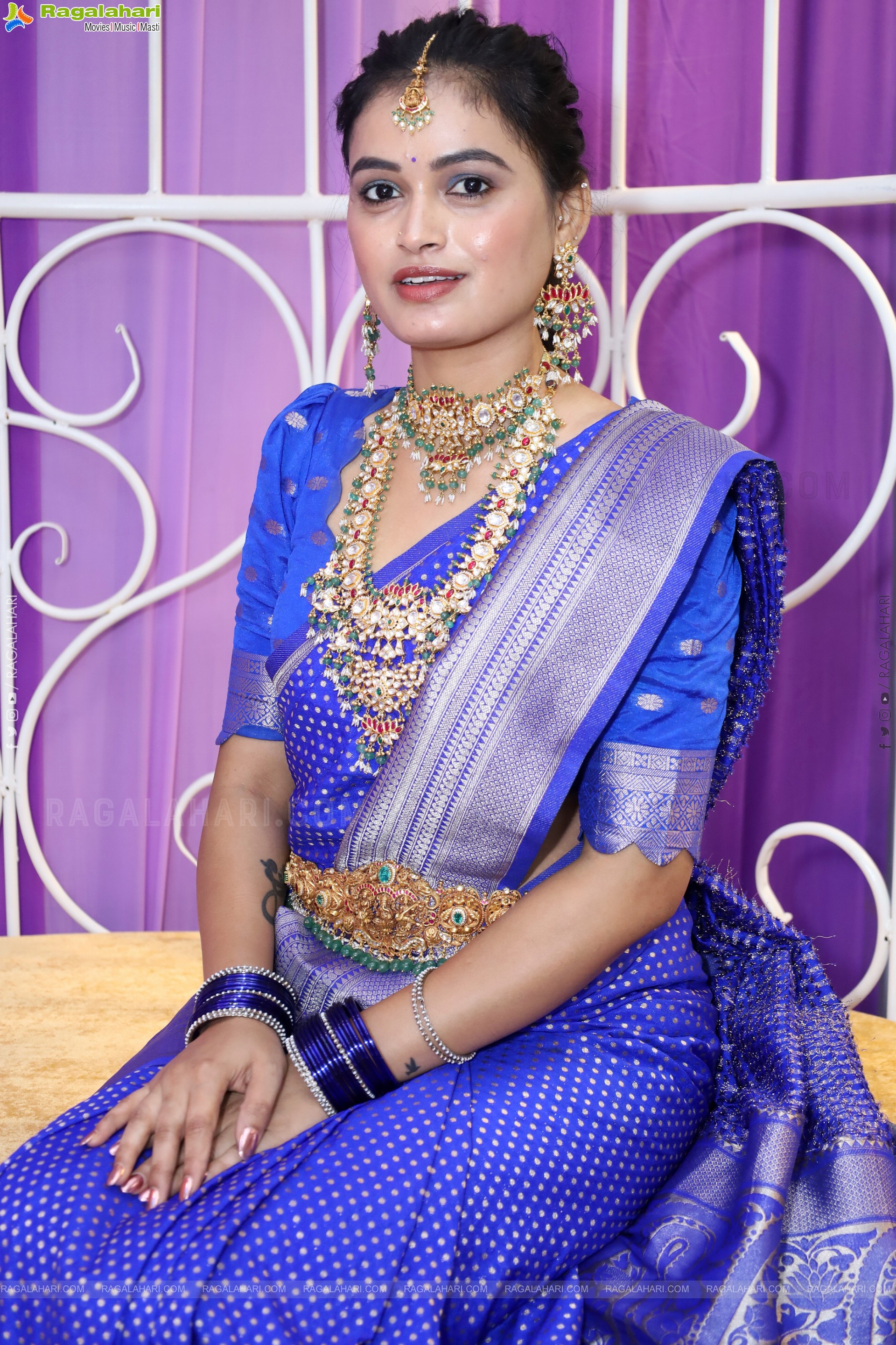 Manu Malleshwari Poses with Designer Jewellery, HD Gallery
