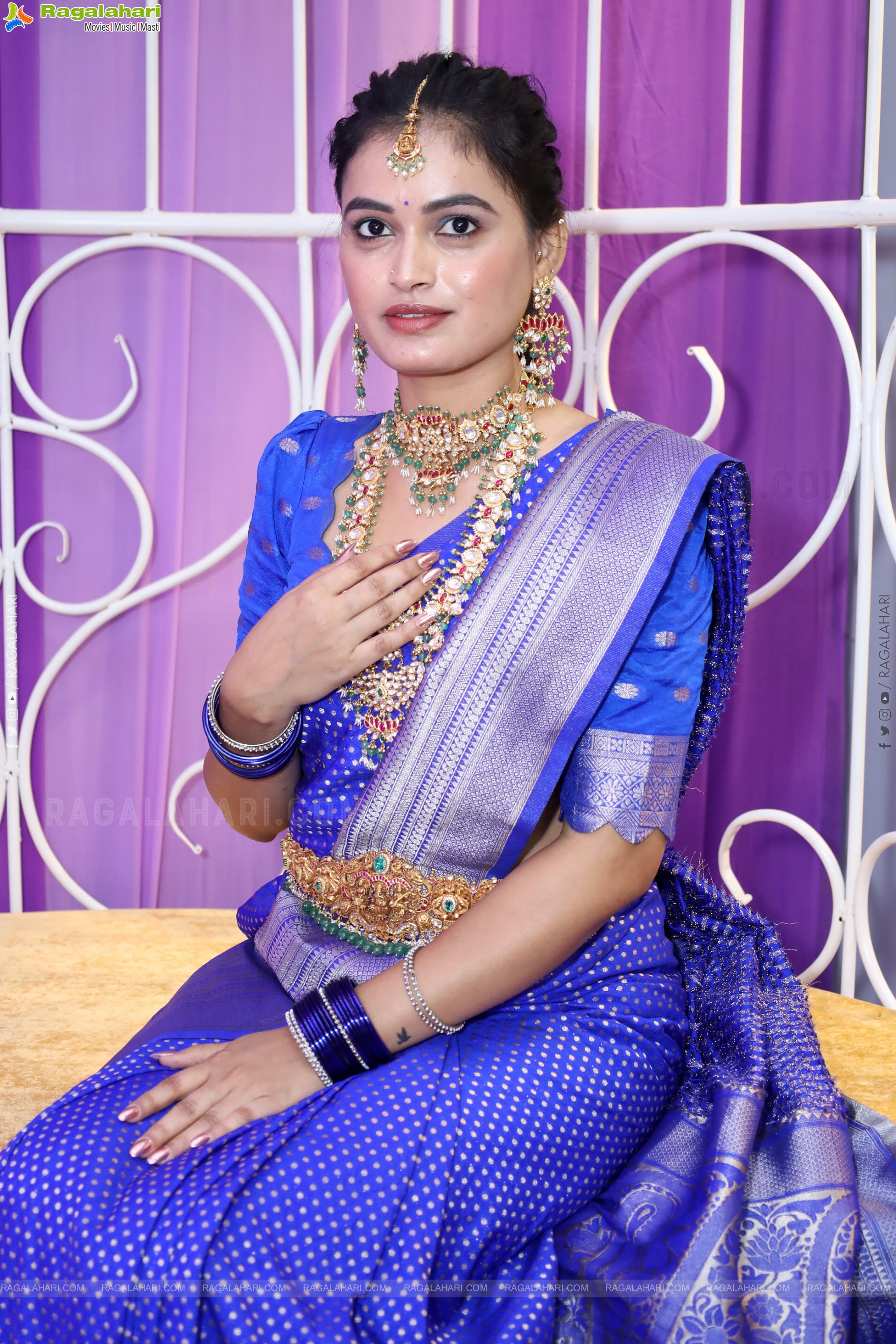 Manu Malleshwari Poses with Designer Jewellery, HD Gallery