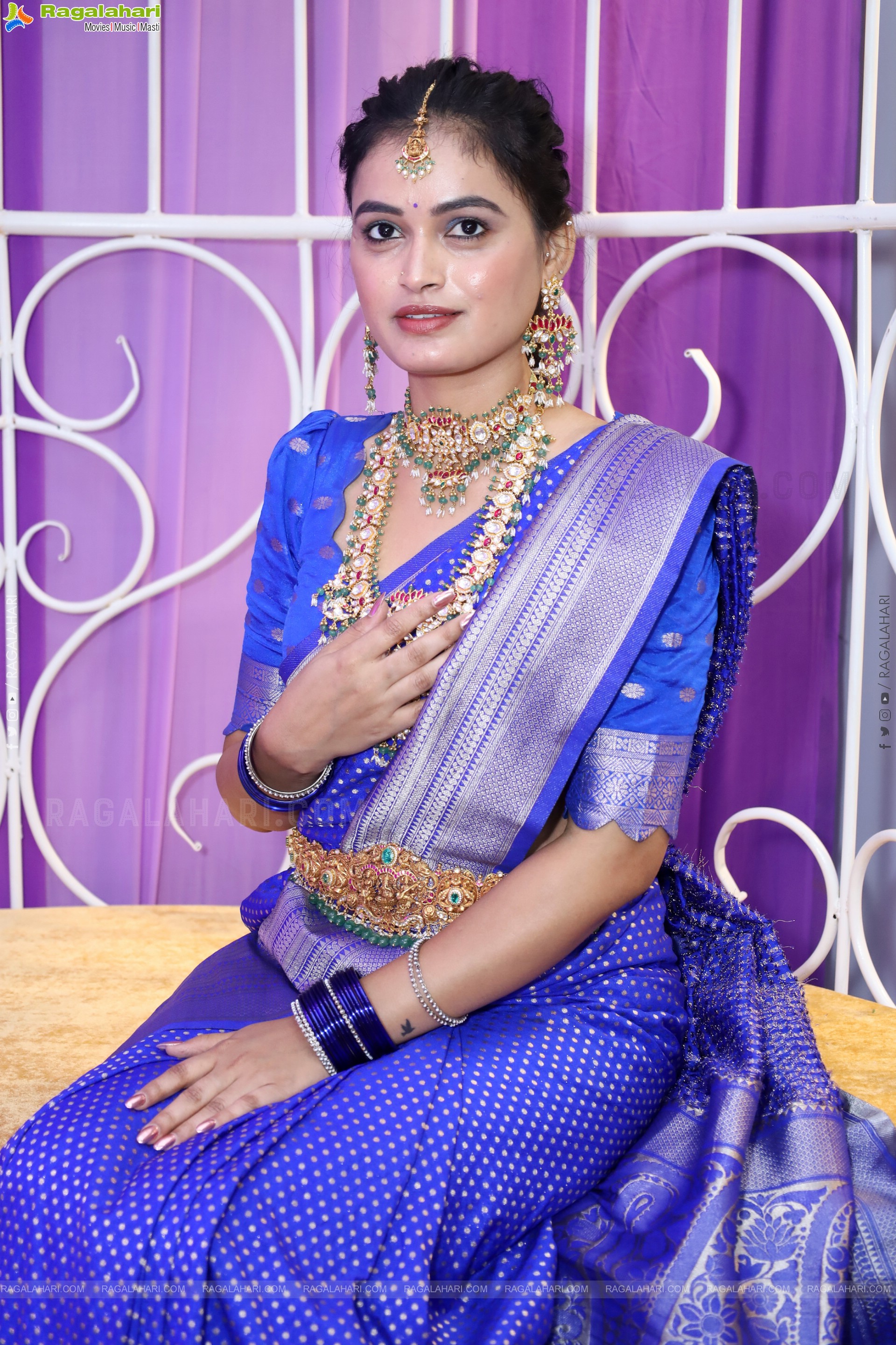 Manu Malleshwari Poses with Designer Jewellery, HD Gallery