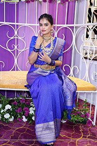 Manu Malleshwari Poses with Designer Jewellery, HD Gallery