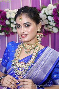 Manu Malleshwari Poses with Designer Jewellery, HD Gallery