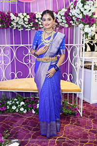 Manu Malleshwari Poses with Designer Jewellery, HD Gallery