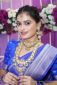 Manu Malleshwari Poses with Designer Jewellery, HD Gallery