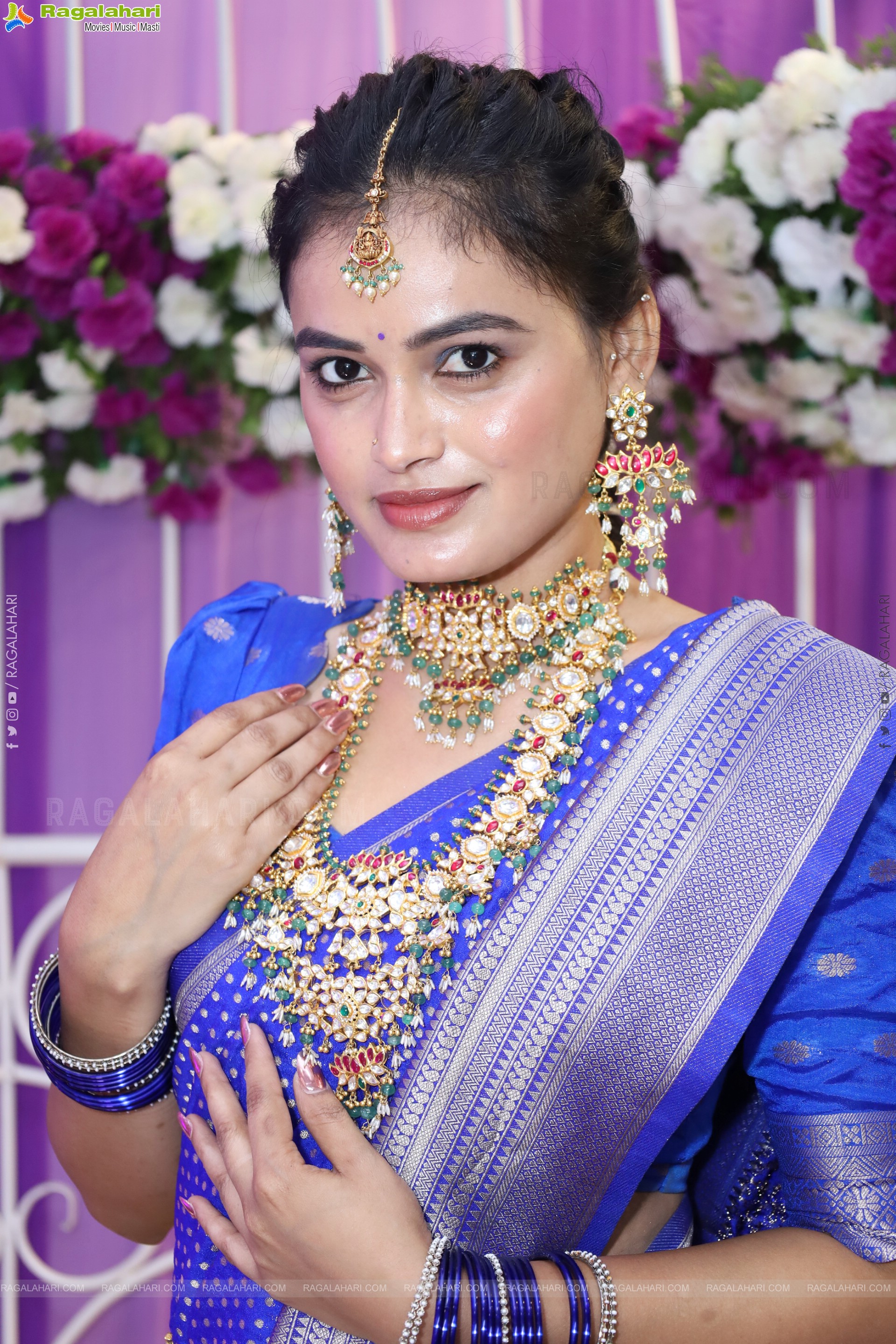 Manu Malleshwari Poses with Designer Jewellery, HD Gallery
