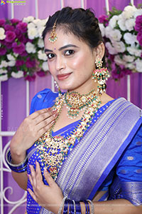 Manu Malleshwari Poses with Designer Jewellery, HD Gallery