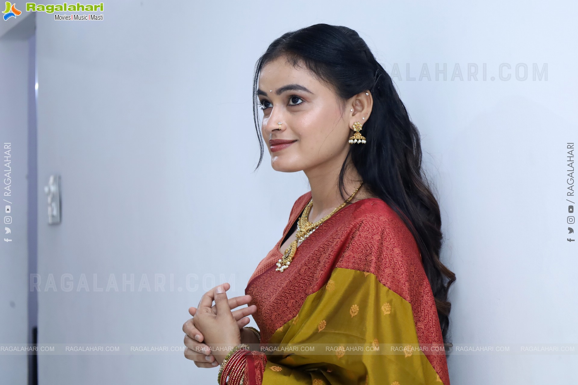 Manu Malleshwari stills in Traditional Saree, HD Gallery