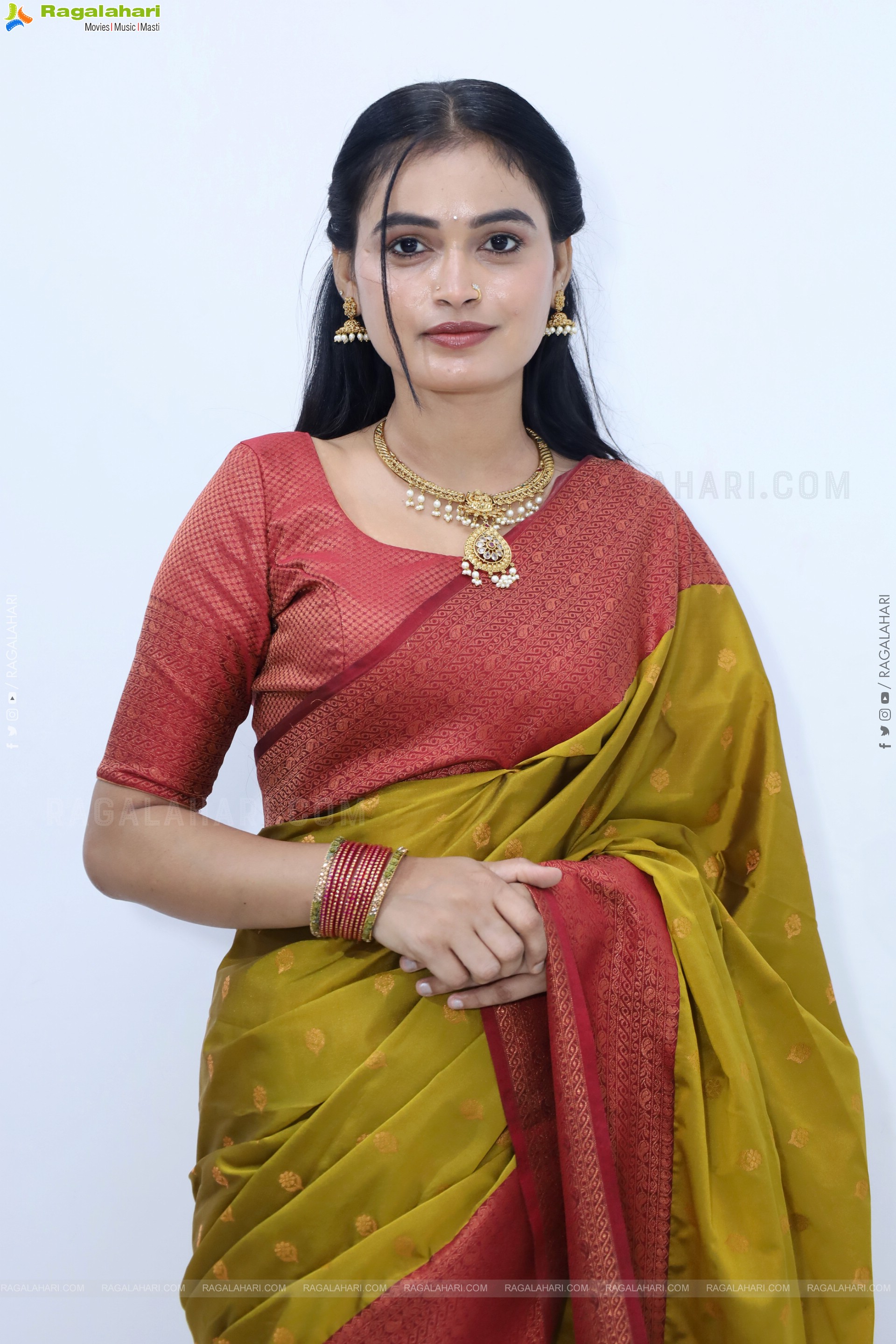 Manu Malleshwari stills in Traditional Saree, HD Gallery