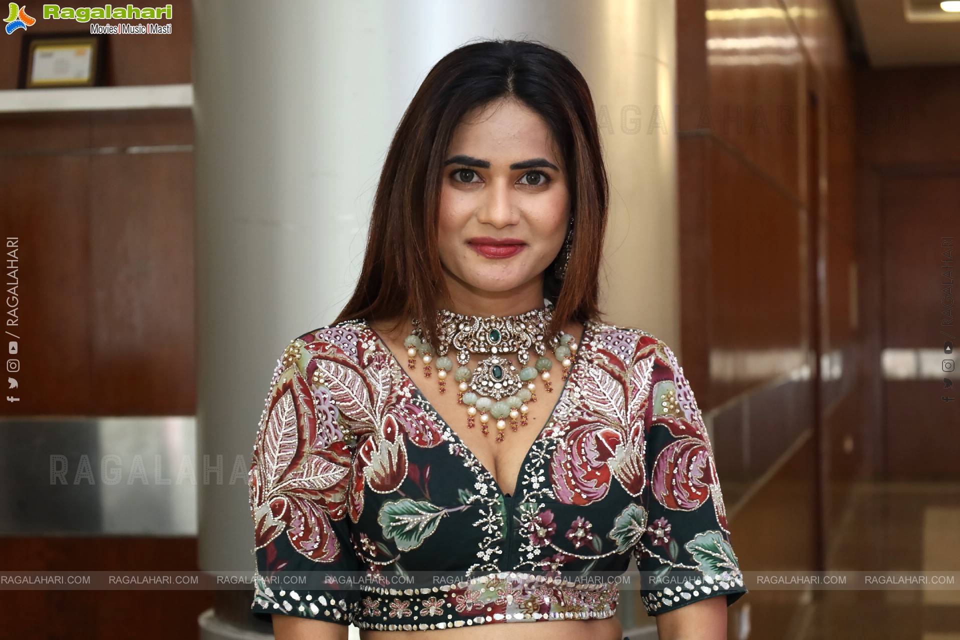 Naziya Khan Poses with Designer Jewellery, HD Gallery