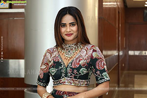 Naziya Khan Poses with Designer Jewellery, HD Gallery
