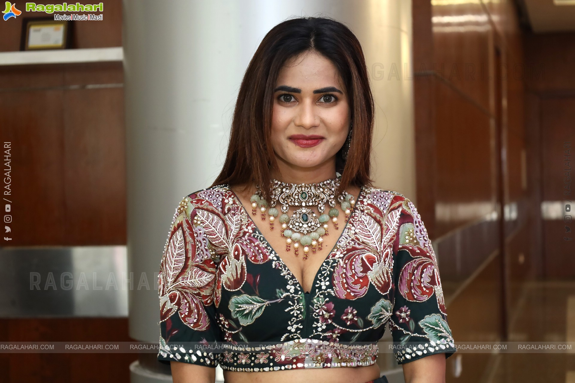 Naziya Khan Poses with Designer Jewellery, HD Gallery
