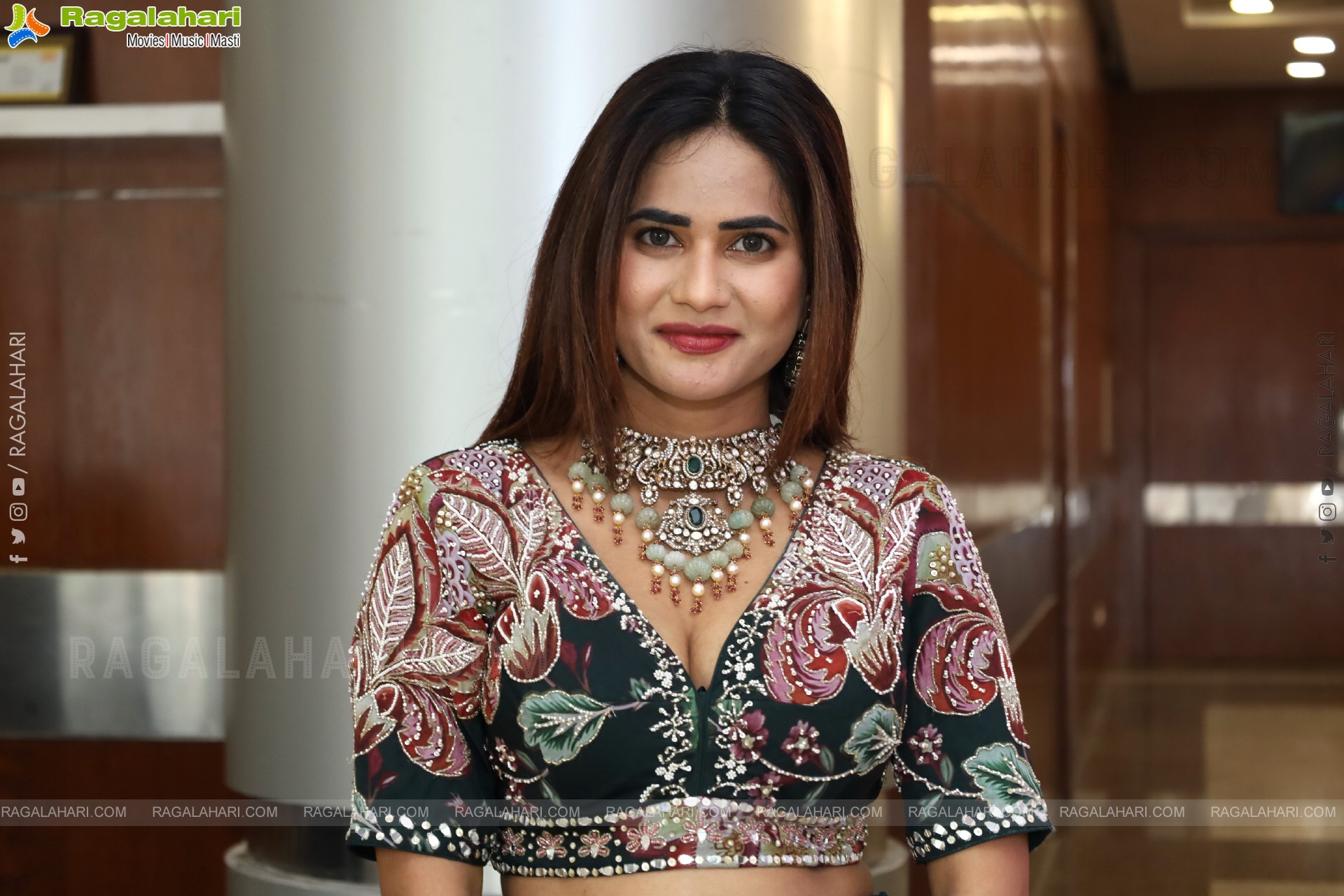 Naziya Khan Poses with Designer Jewellery, HD Gallery