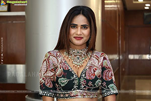 Naziya Khan Poses with Designer Jewellery, HD Gallery