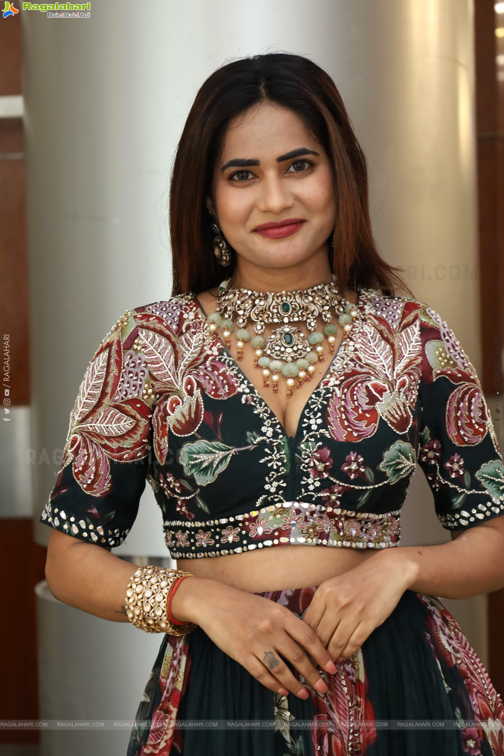 Naziya Khan Poses with Designer Jewellery, HD Gallery
