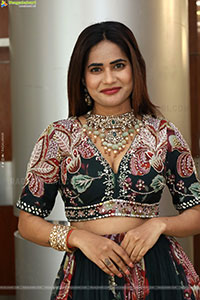 Naziya Khan Poses with Designer Jewellery, HD Gallery