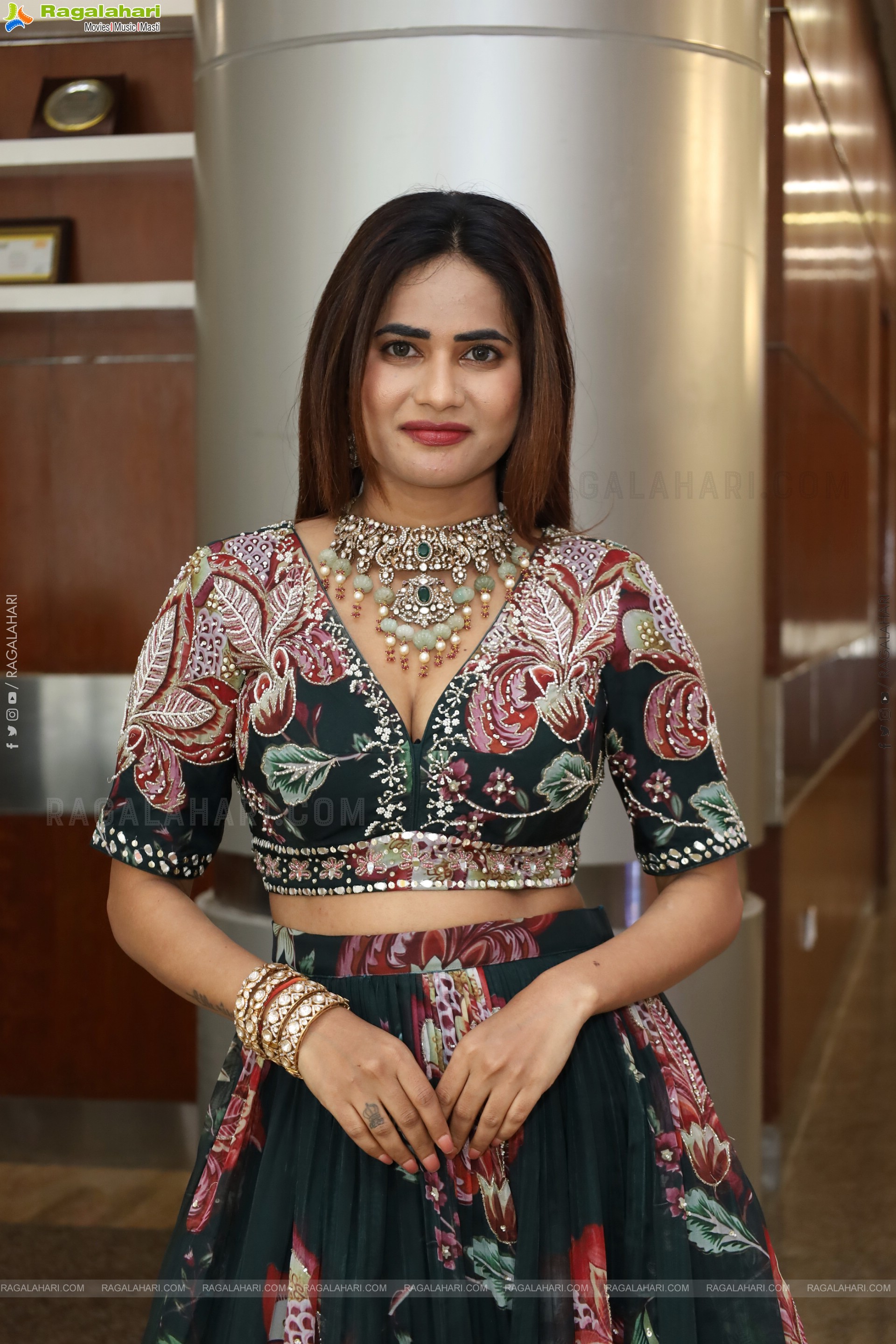 Naziya Khan Poses with Designer Jewellery, HD Gallery