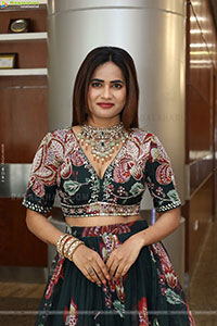 Naziya Khan Poses with Designer Jewellery, HD Gallery