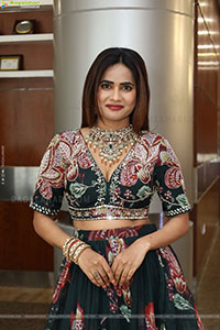 Naziya Khan Poses with Designer Jewellery, HD Gallery
