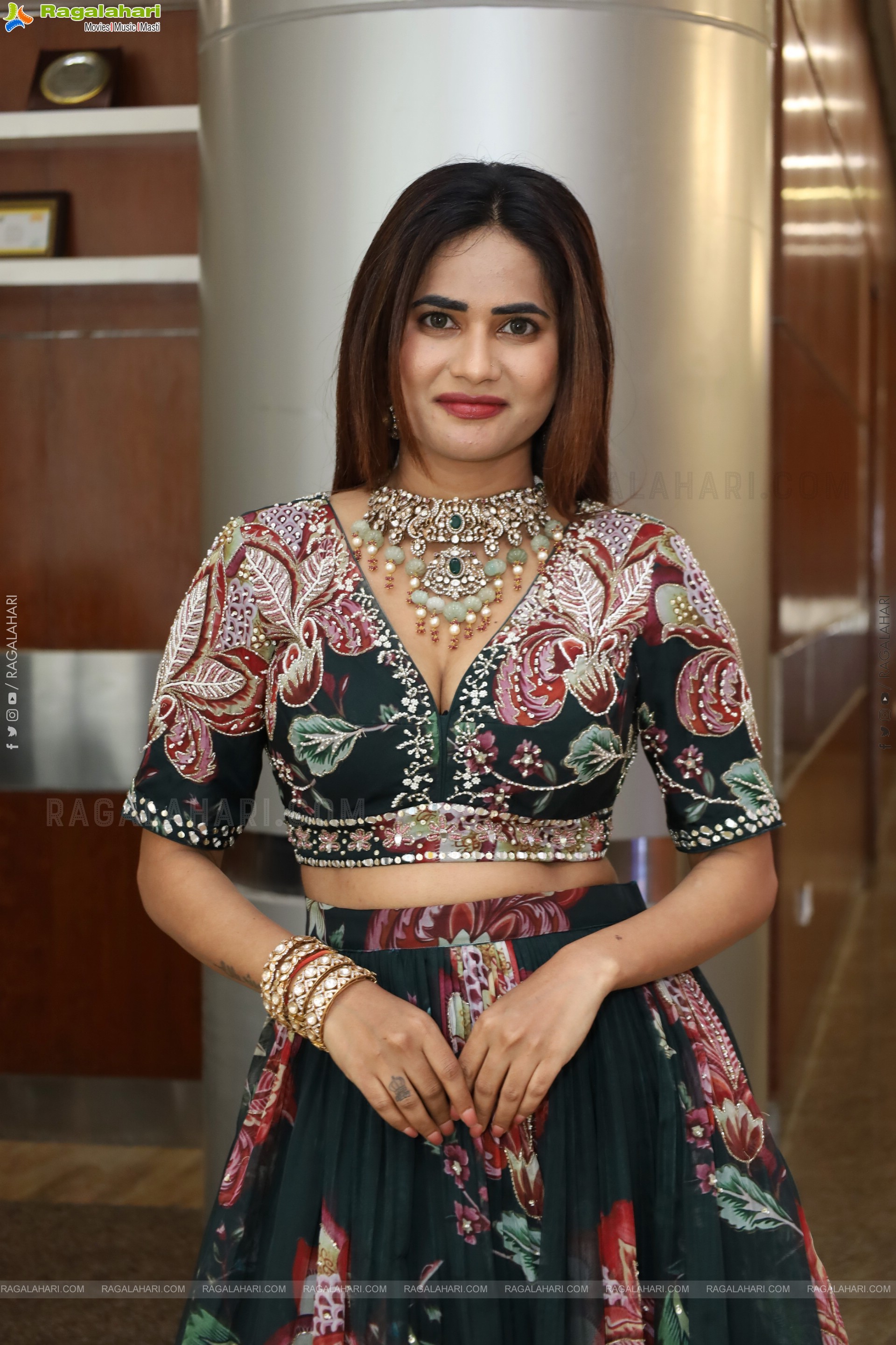 Naziya Khan Poses with Designer Jewellery, HD Gallery