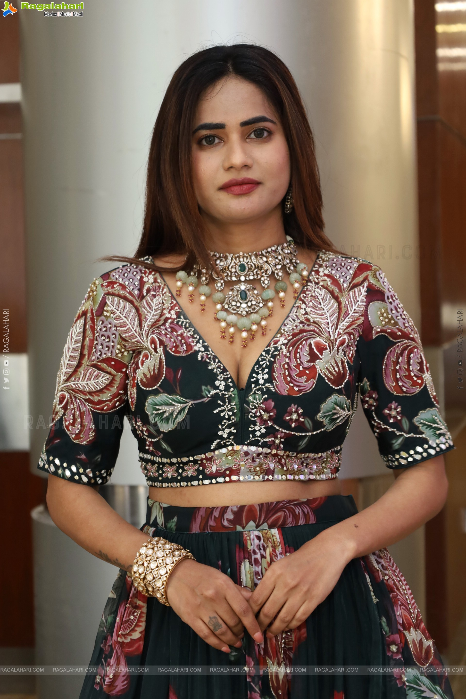 Naziya Khan Poses with Designer Jewellery, HD Gallery