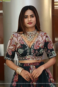 Naziya Khan Poses with Designer Jewellery, HD Gallery