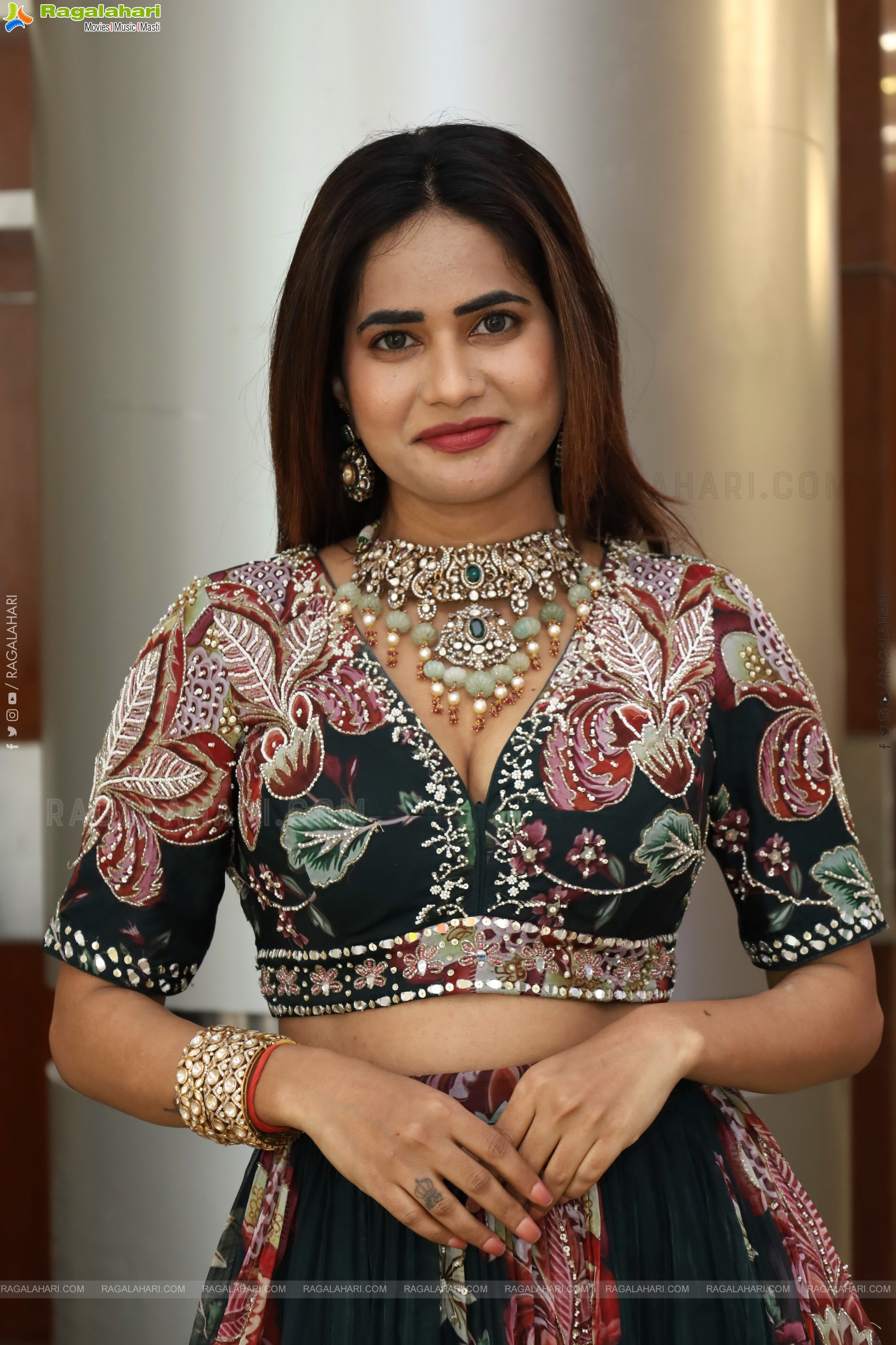 Naziya Khan Poses with Designer Jewellery, HD Gallery