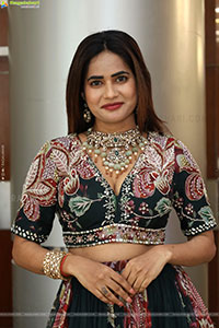 Naziya Khan Poses with Designer Jewellery, HD Gallery