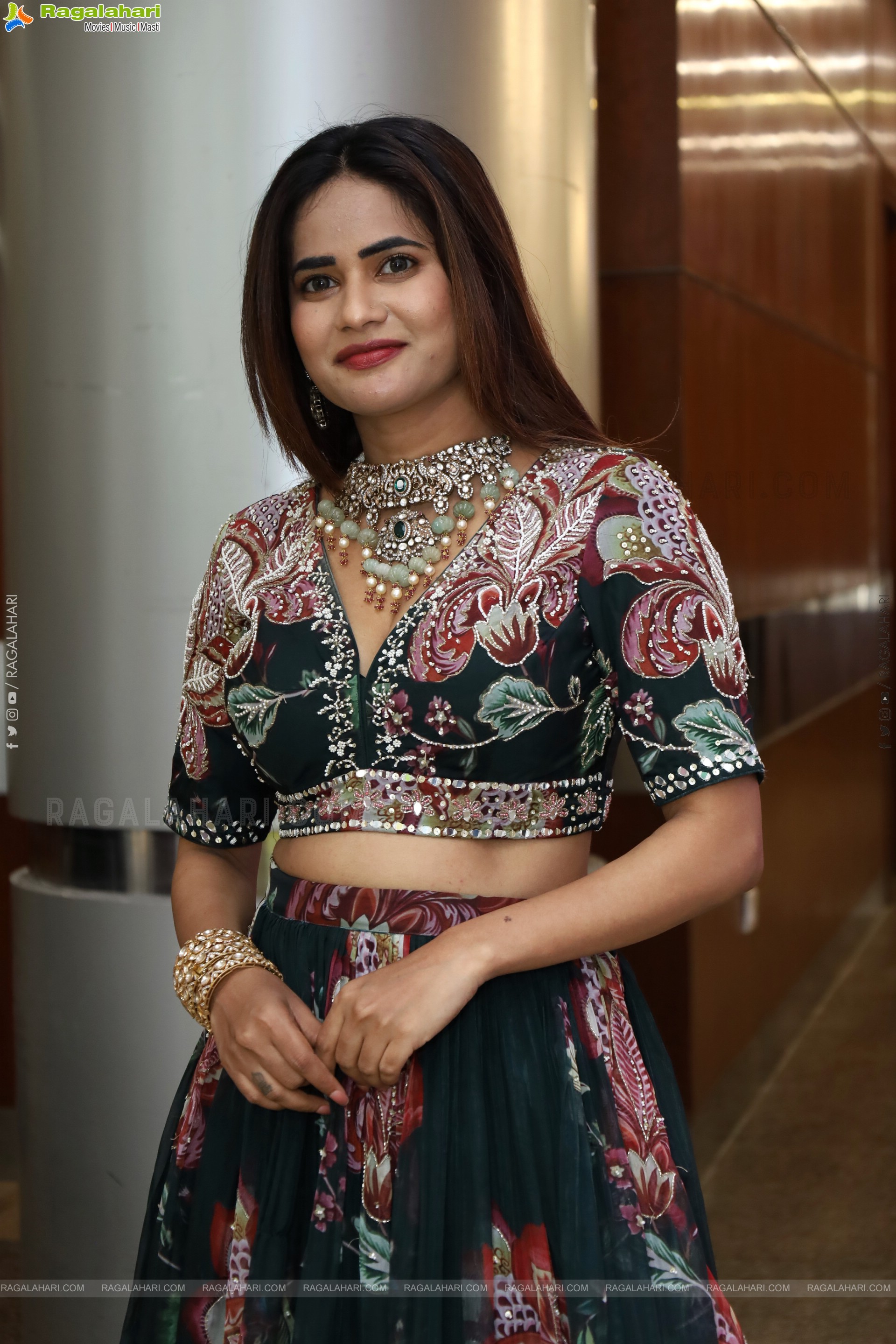 Naziya Khan Poses with Designer Jewellery, HD Gallery